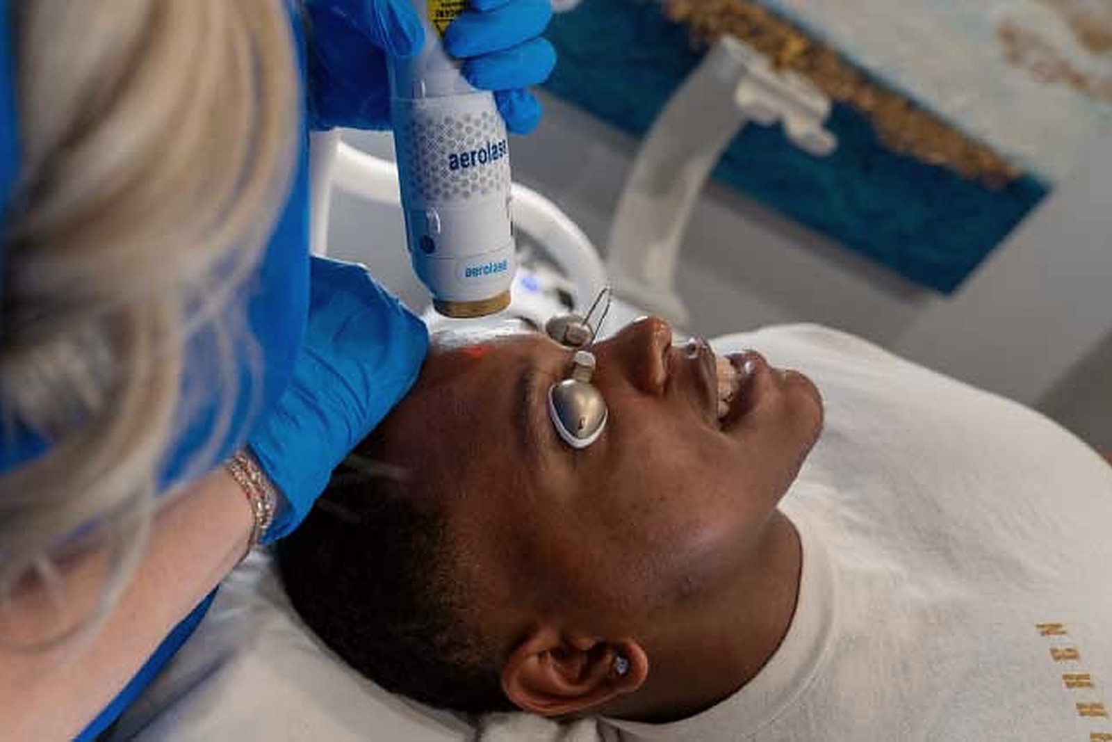 The Aerolase Neo Elite handpiece being used on a patients face