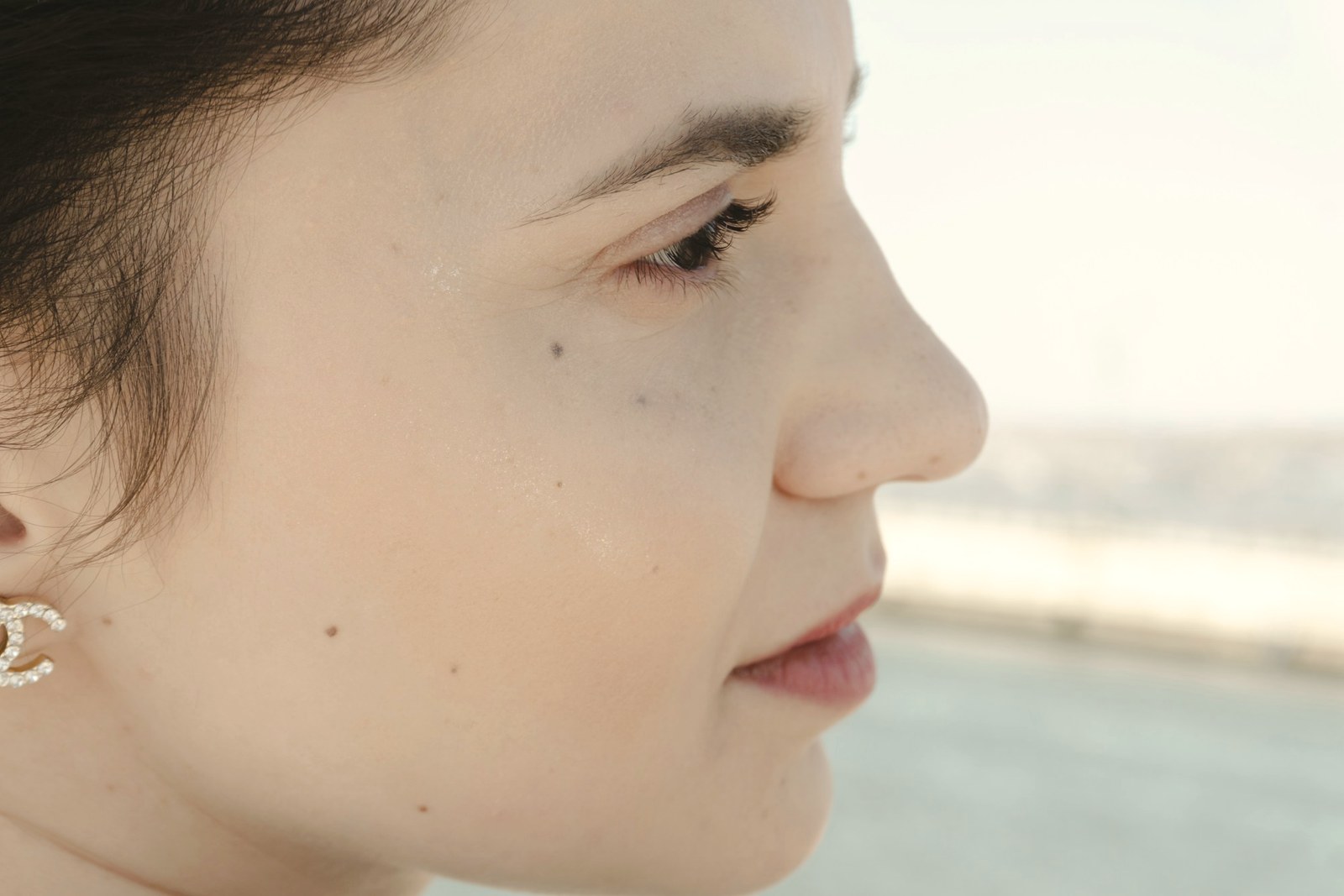 A womans jawline and neck seen in profile